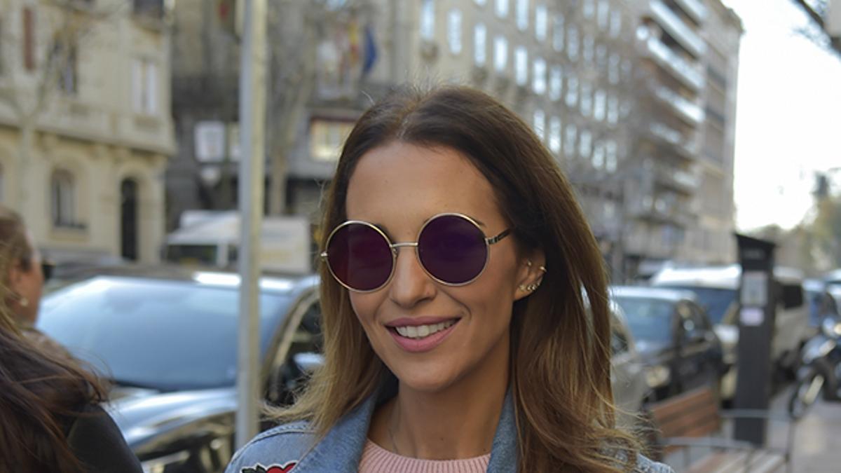 Paula Echevarria por las calles de madrid con look denim