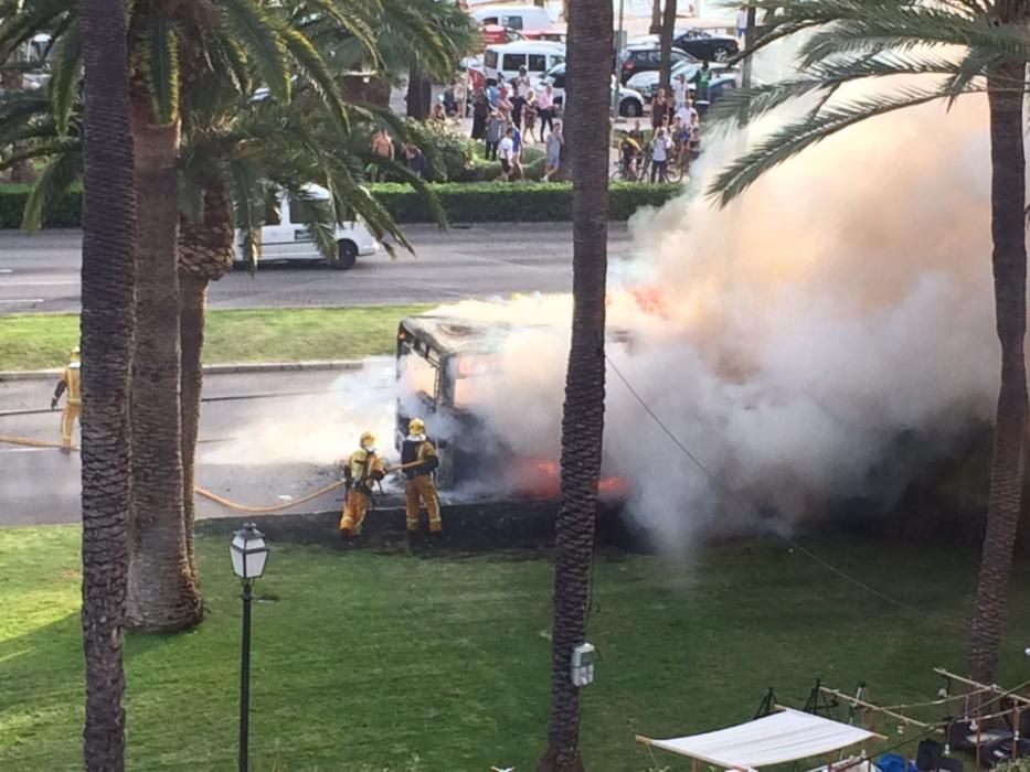 Se incendia un autobús de la EMT en pleno Paseo Sagrera de Palma