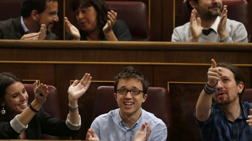 Los diputados de Podemos celebran el resultado de la votación.