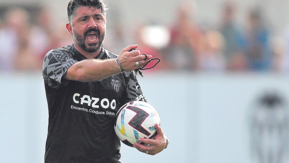 Una de las imágenes que se repite en los entrenamientos es la de Gattuso con uno o dos balones en las manos. Su objetivo es no perder ni un segundo y asegurar un ritmo alto