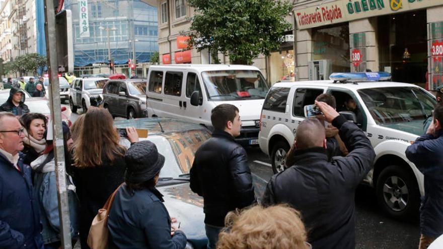 Vehículos de la Guardia Civil que conducen a Rosario Porto.