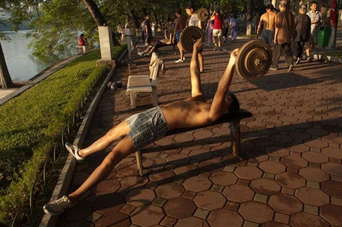 Personas haciendo deporte en un parque de Hanoi.