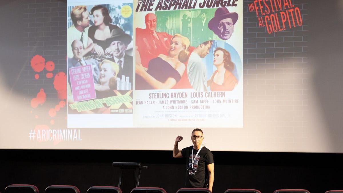 El cineasta Elio Quiroga durante la sesión inaugural con ‘La jungla de asfalto’, ayer, en el Festival Aridane Criminal.