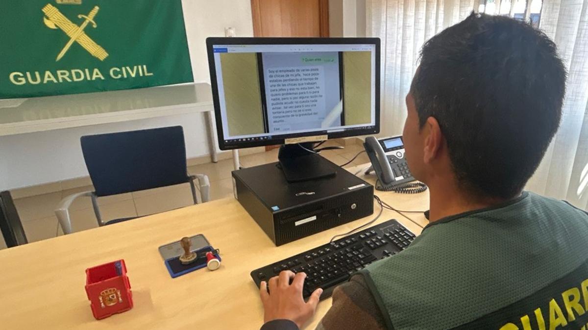 La Guardia Civil examina uno de los mensajes enviados por la red.