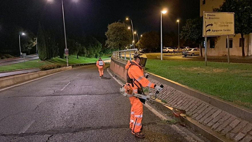 Sadeco limpia de madrugada el túnel entre la avenida de la Libertad y Carlos III en Córdoba