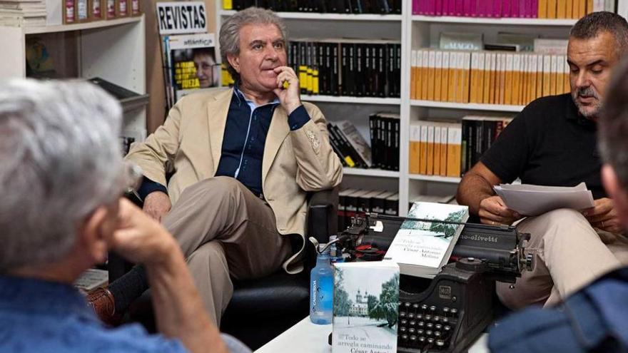 César Antonio Molina, a la izquierda, ayer, durante la presentación en Gijón de su último libro.