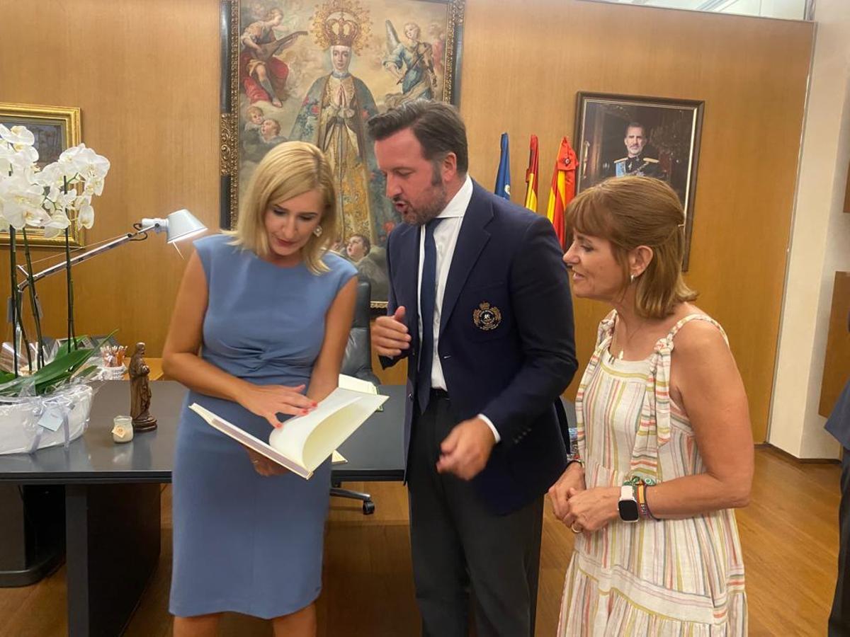 La consellera de Agua firmando el libro de honor junto al alcalde y a Aurora Rodil