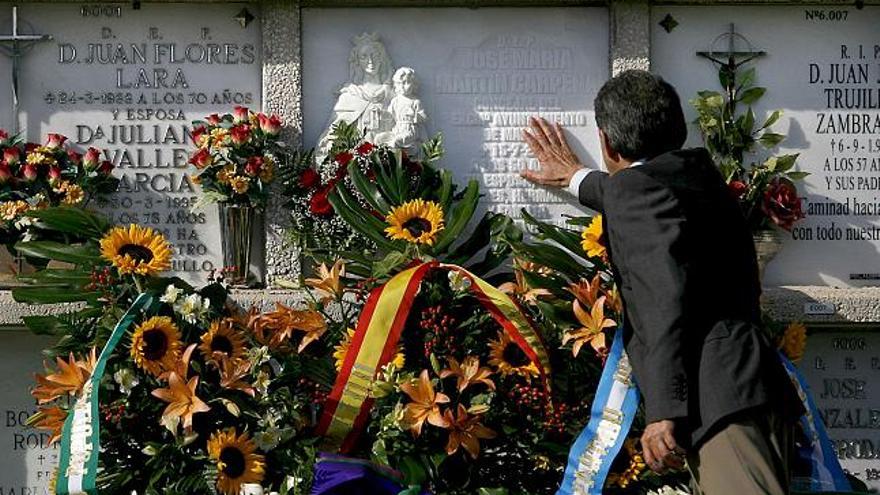 Ángel Martín Carpena, hermano del concejal asesinado por ETA hace ocho años, José María Martín Carpena, durante el acto de homenaje que le han hecho en el cementerio Parcemasa de Málaga. Al acto han asistido la secretaria general del PP, María Dolores de Cospedal, y el presidente de esta formación en Andalucía, Javier Arenas.