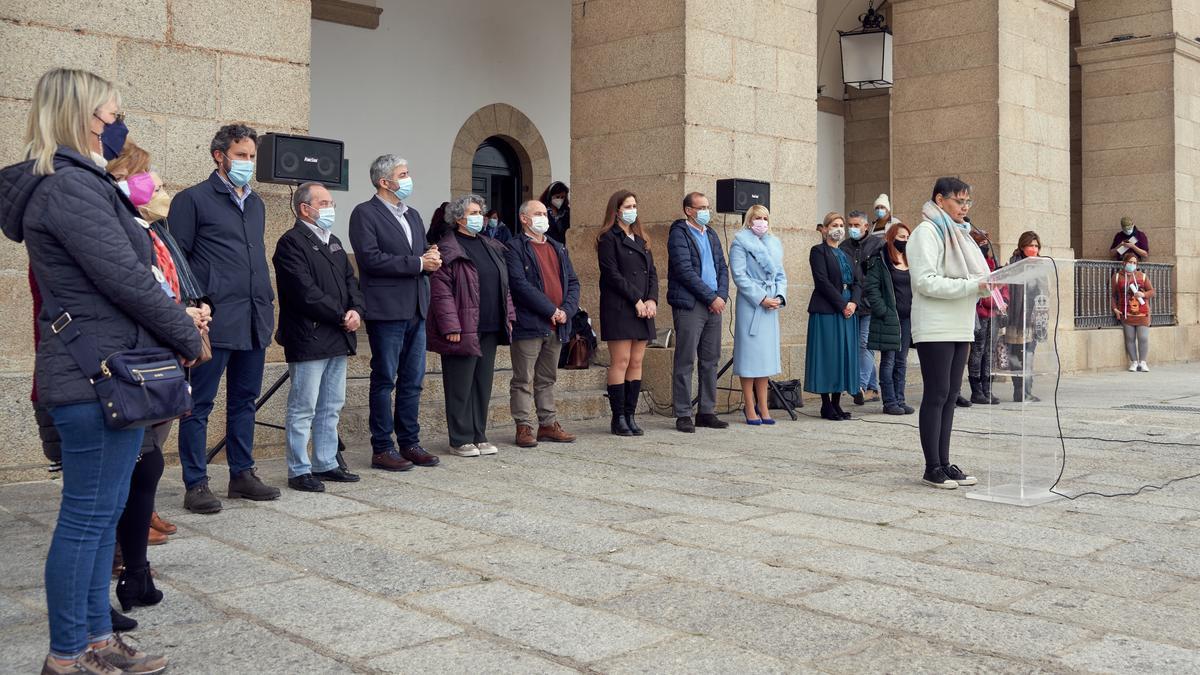 Minuto de silencio por las víctimas, ayer en la plaza Mayor.