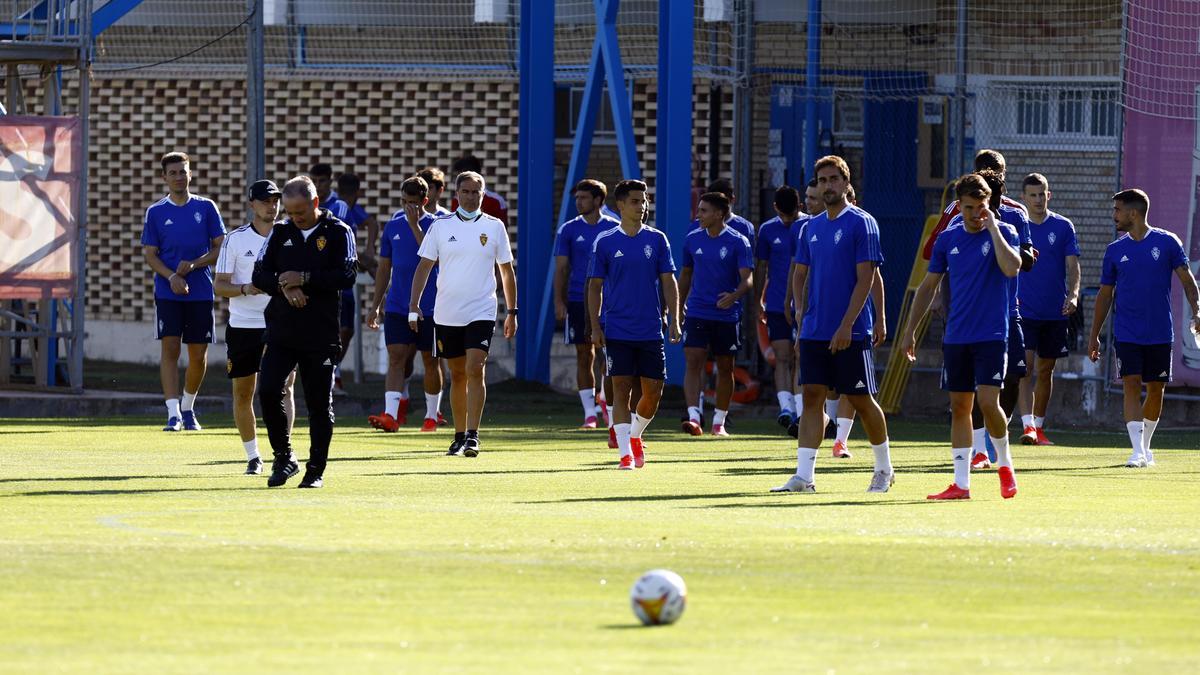 JIM camina por delante del grupo de jugadores en el momento de salir a entrenar en la Ciudad Deportiva.