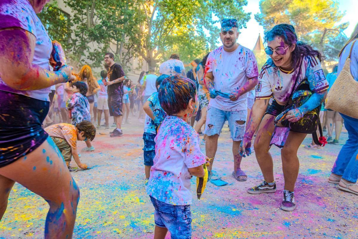 La festa Holi omple de colors els Jardins del Casino de Manresa La festa Holi omple de colors els Jardins del Casino de Manresa