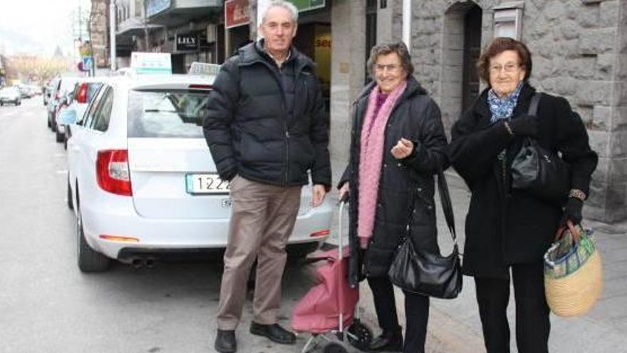 El conductor d&#039;un dels taxis que fan el servei de transport a demanda de l&#039;Alt Urgell amb dues usuàries