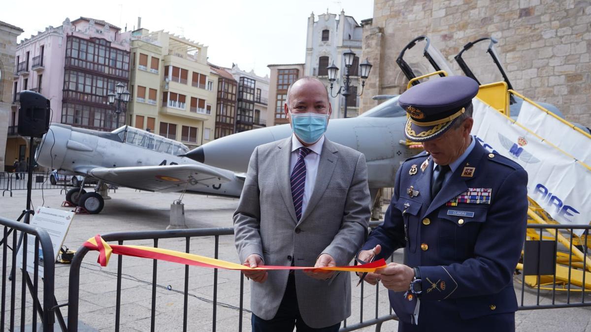 El general Jorge Clavero, durante la inauguración de la exposición de aviones en la Plaza Mayor.