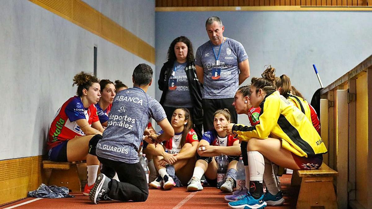 Prades habla con sus jugadoras antes del comienzo del partido de ida. |  // FDV