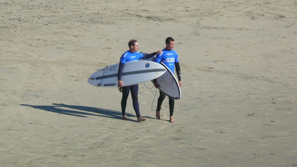 Kevin y Andrés a punto de entrar a surfear