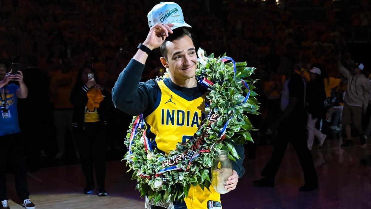 Àlex Palou visitó el Gainbridge Fieldhouse