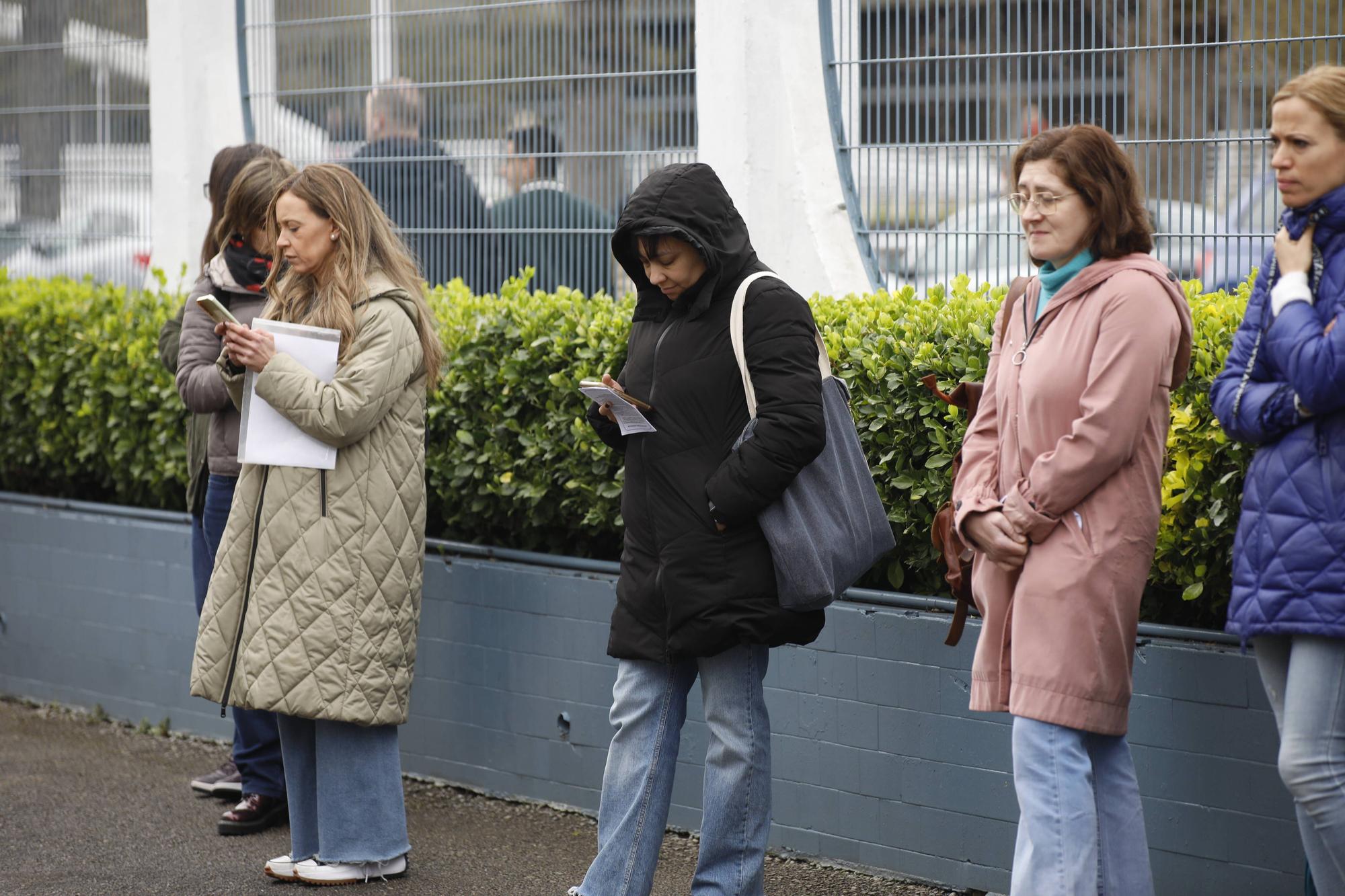 Miles de personas participan en la macrooposición de la sanidad pública asturiana.