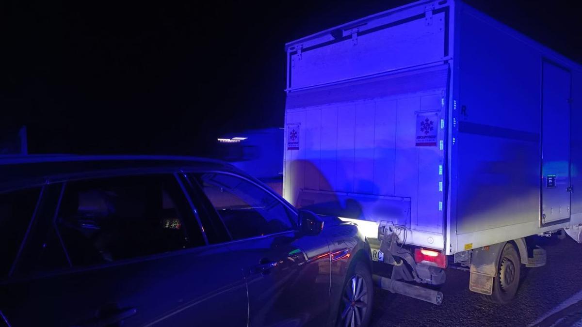 El vehicle robat a Lloret i usat pels lladres "teloners" encastat contra un camió.