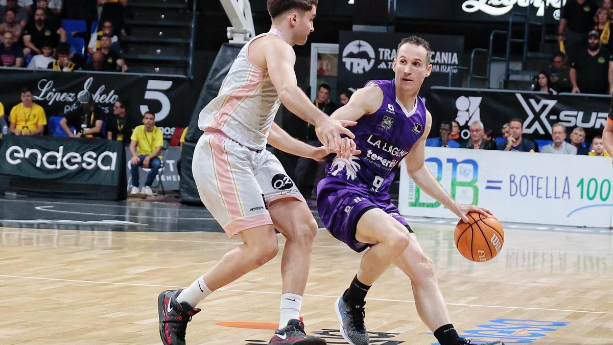 Huertas busca dar un pase en el partido contra el Lleida de la primera vuelta.