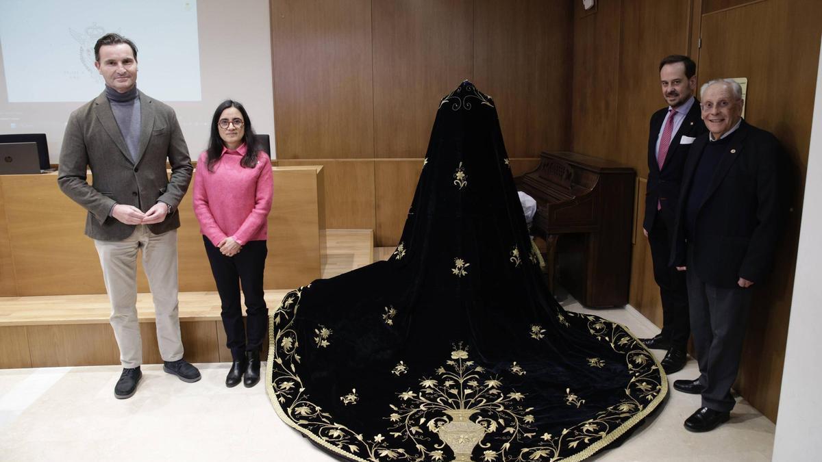 Presentación del manto de la Virgen de la Dolorosa de Gijón restaurado por la Real Fábrica de Tapices
