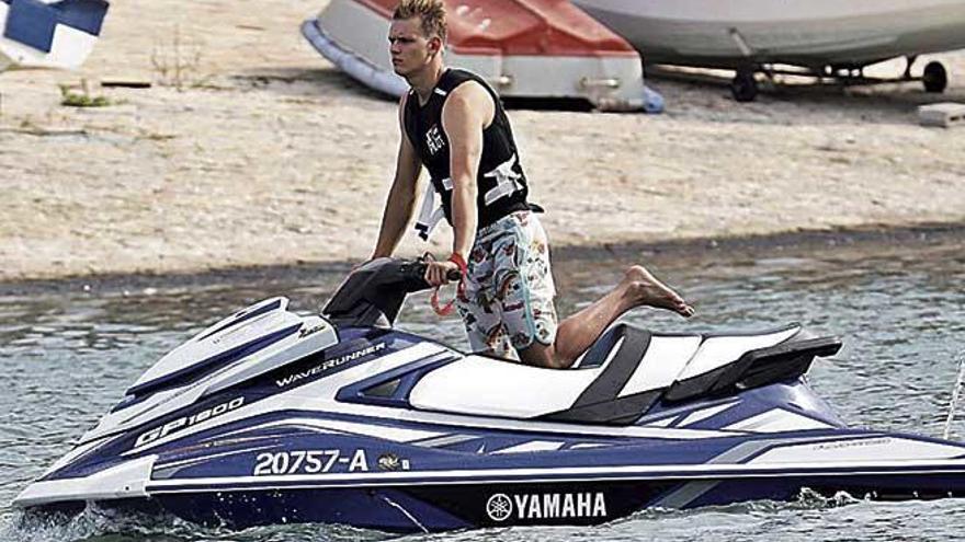 Mick Schumaher, a bordo de una moto acuÃ¡tica, en el Port d&#039;Andratx.