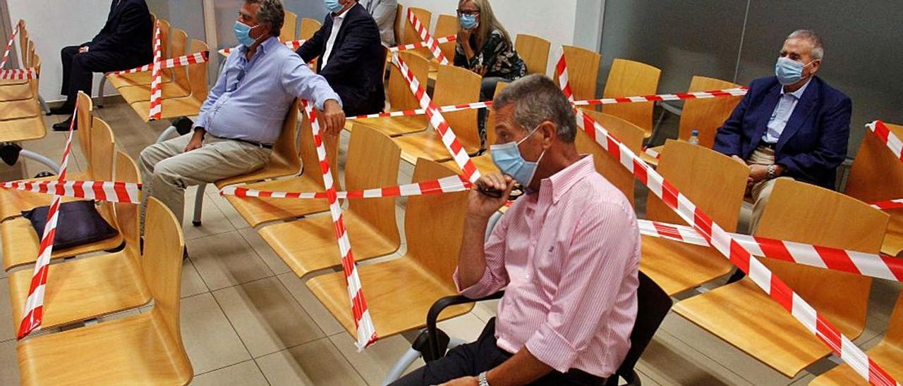 Los acusados en el banquillo el día que arrancó el juicio en la Audiencia de Alicante. | P.A.