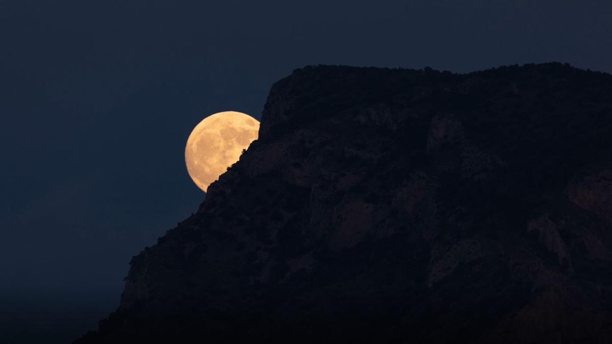 La Luna escalando la sierra del Cid en Petrer.