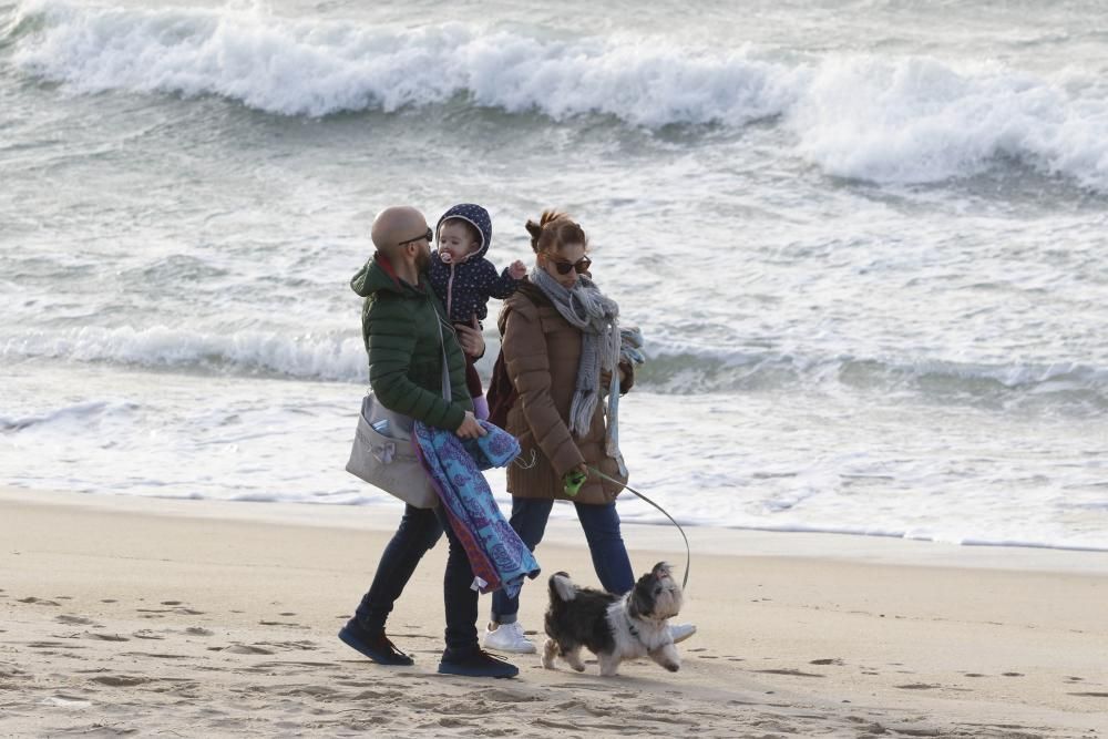 Grupos de personas paseando la mañana de Navidad por Samil.