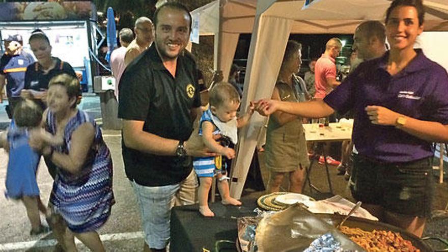 Residentes en la isla y turistas disfrutaron anoche del consolidado evento gastronómico en la primera línea porteña.