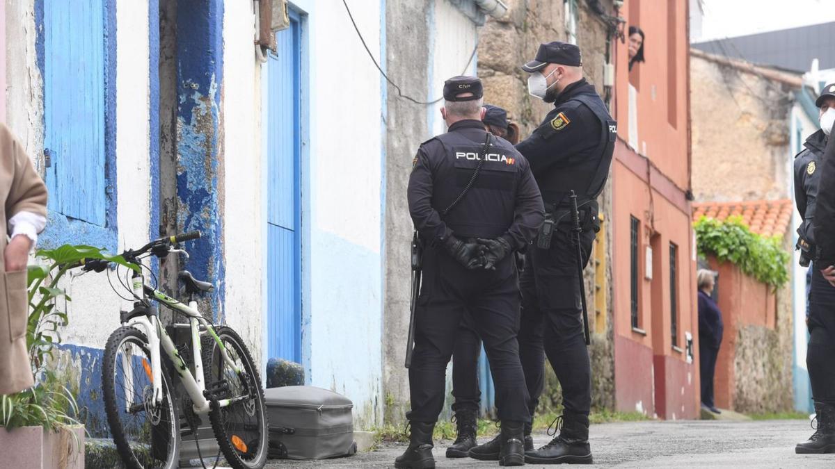 Agentes de la Policía Nacional en el barrio coruñés de O Peruleiro, hace dos semanas. |   // CARLOS PARDELLAS