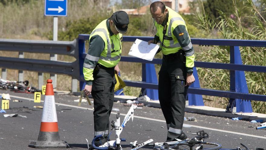 Restos de bicicletas tras un atropello a ciclistas.