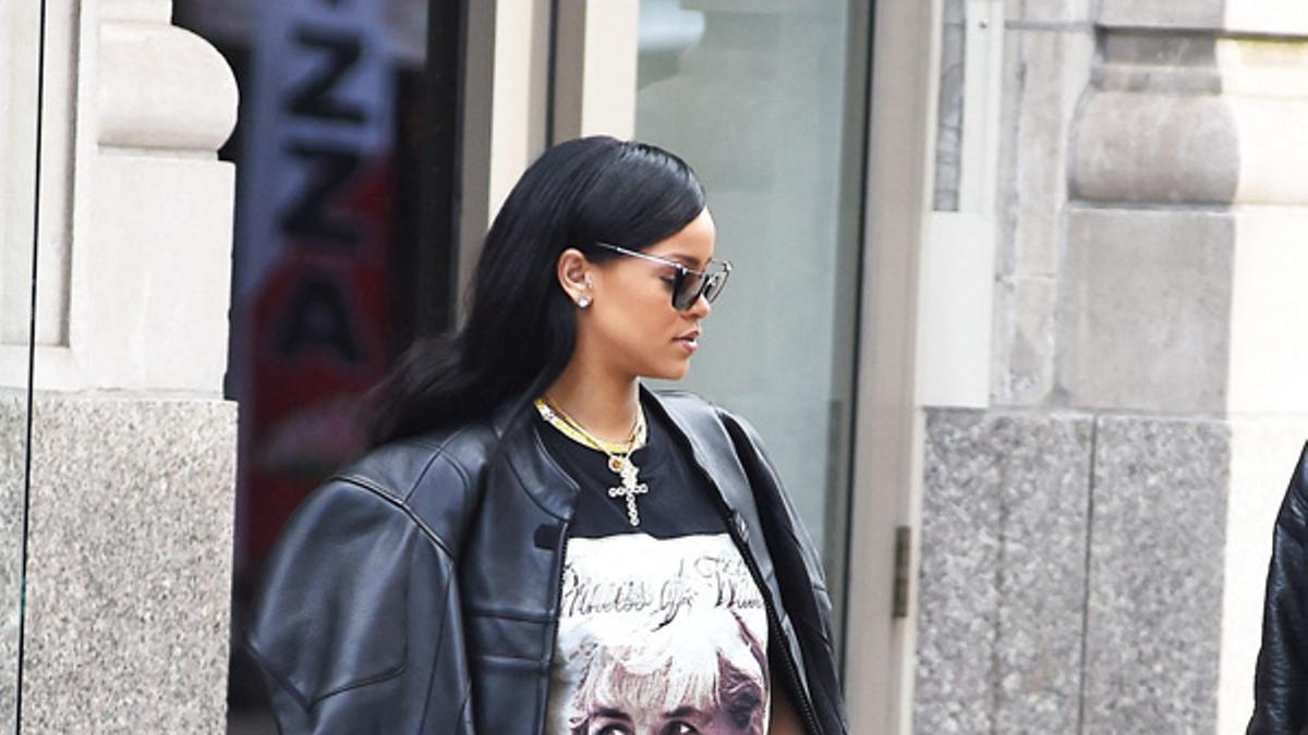 Rihanna, botas altas y nada más