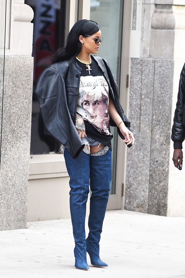 Rihanna, botas altas y nada más