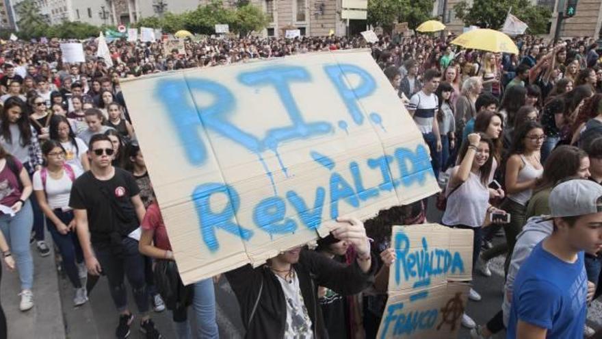 Manifestación por el centro de València contra la Lomce y las reválidas, ya derogadas, en una imagen de archivo.