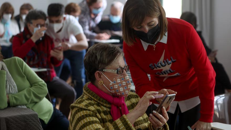 Jornada en la UA para profundizar en la alfabetización de los mayores ante la brecha digital