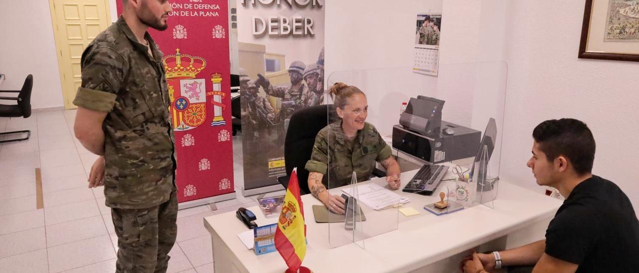 El equipo de reclutamiento de la Subdelegación de Defensa de Castellón, durante una entrevista con un joven aspirante.