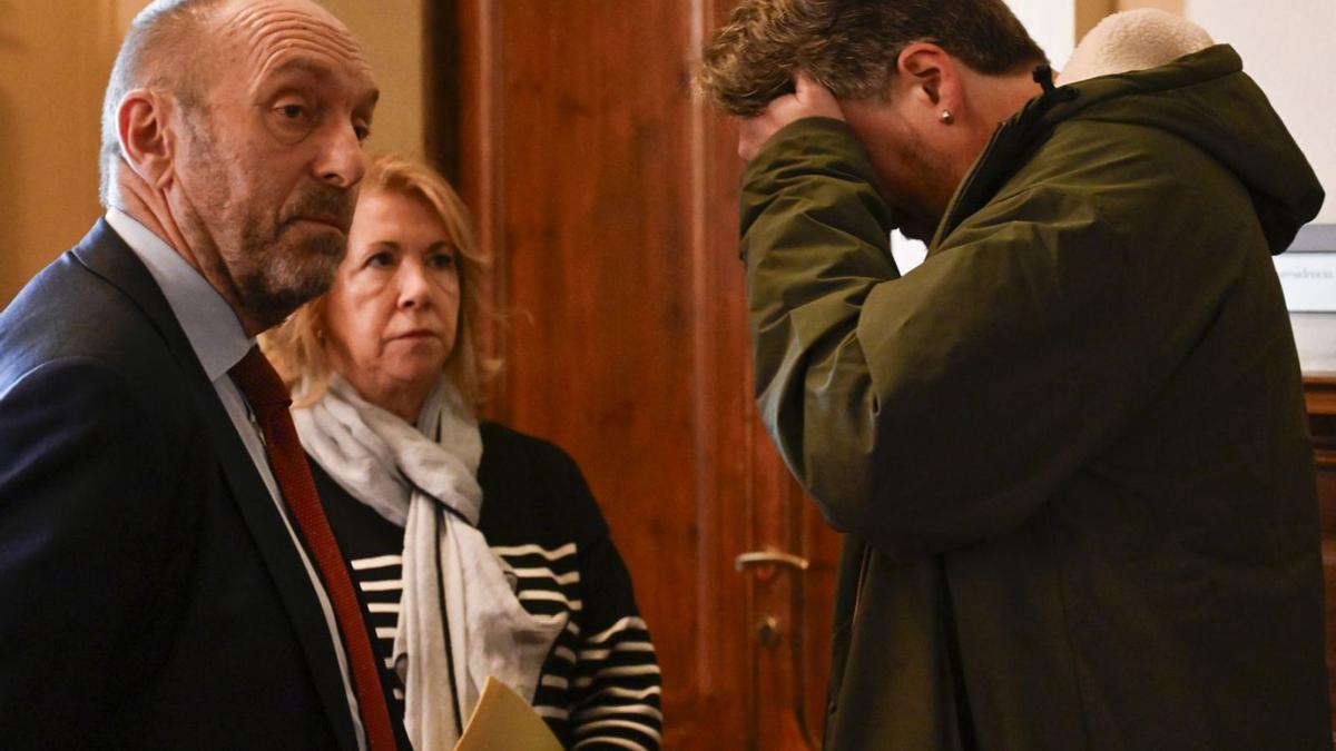 Xabel Vegas (Convocatoria-IU) se tapa la cara ante Juan Cofiño y Celia Fernández, presidente y vicepresidenta de la Junta, respectivamente . | ELOY ALONSO / EFE