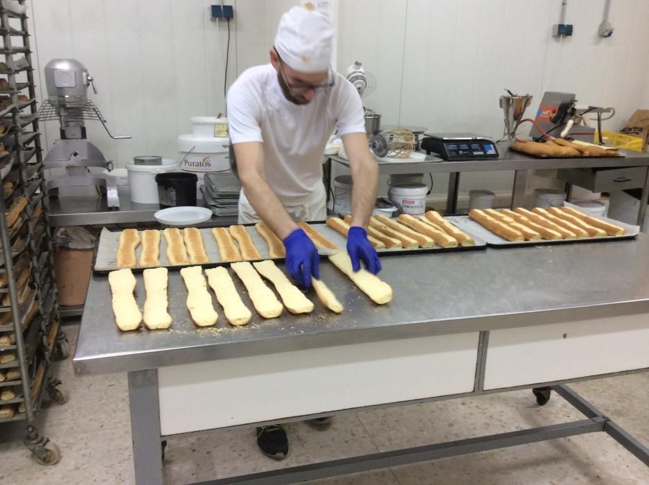 Elaboración de torrijas en el obrador de Tejeros.