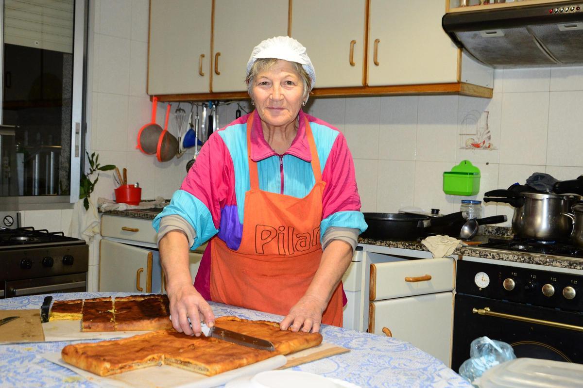 Pilar González en la cocina del furancho preparando una empanada para las tapas.