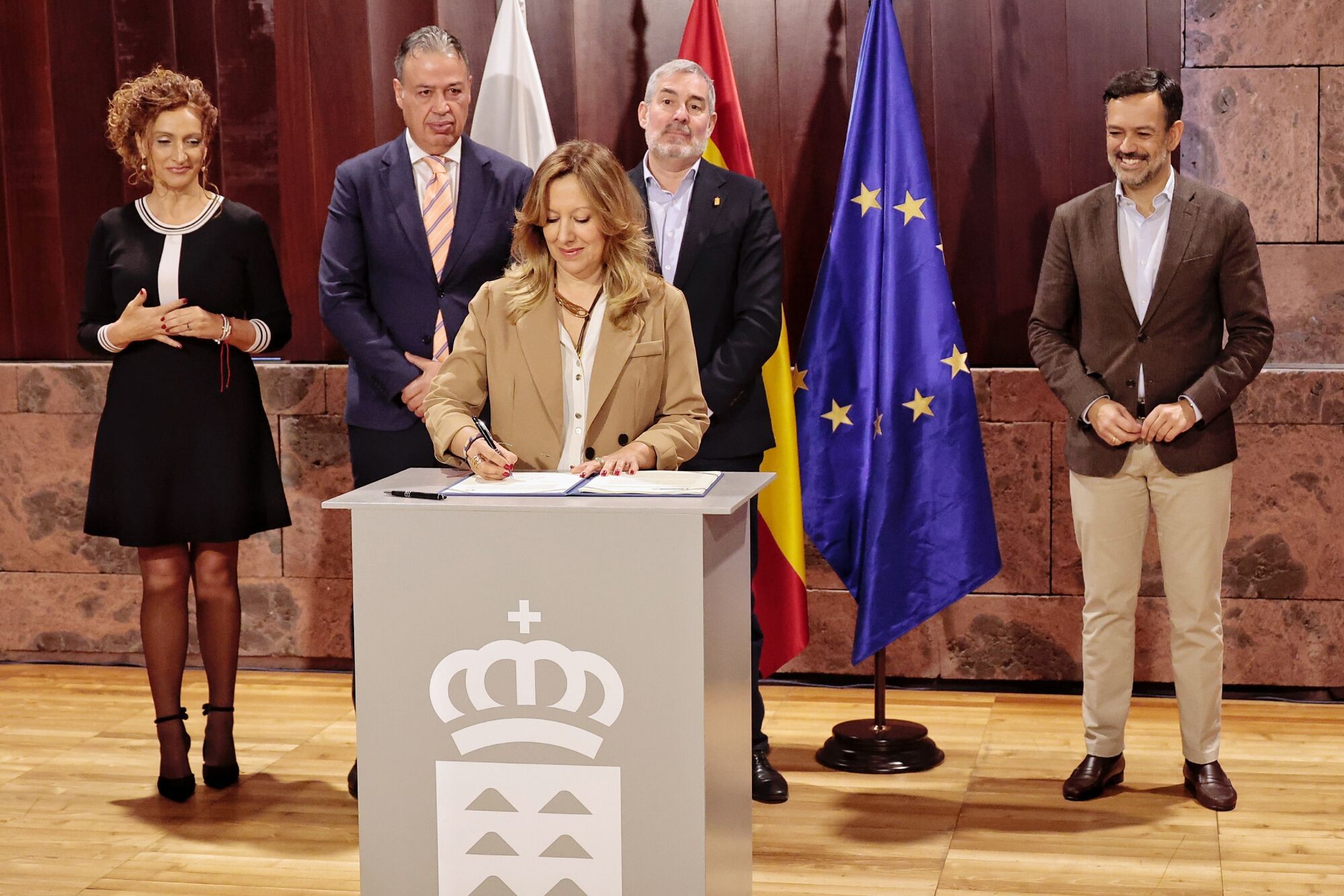 El presidente de Canarias, Fernando Clavijo, y su homóloga en el Cabildo de Tenerife, Rosa Dávila, firman un convenio de cooperación en materia de vivienda.

