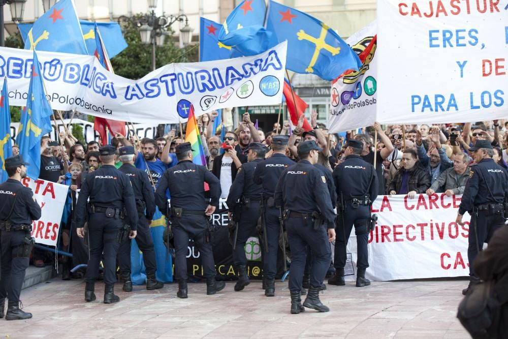 Ambiente en la calle durante la entrada a los premios y concentración antimonarquía