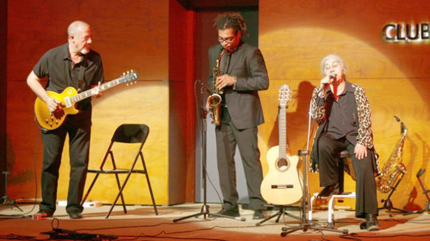 Manolo Díaz, Ángel Ibáñez y Pilar Garzón en el concierto ´Ítaka´ del año pasado.