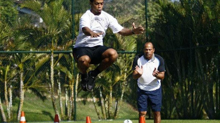 Ronaldinho, durante un entrenamiento reciente en Porto Alegre (Brasil). / Efe