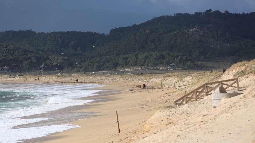 El cordón dunar de la playa de A Lanzada parece haberse visto recortado a causa de las mareas. // Muñiz