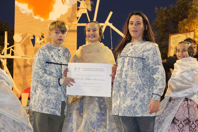 Entrega de los certificados de la Unesco a las Fallas infantiles