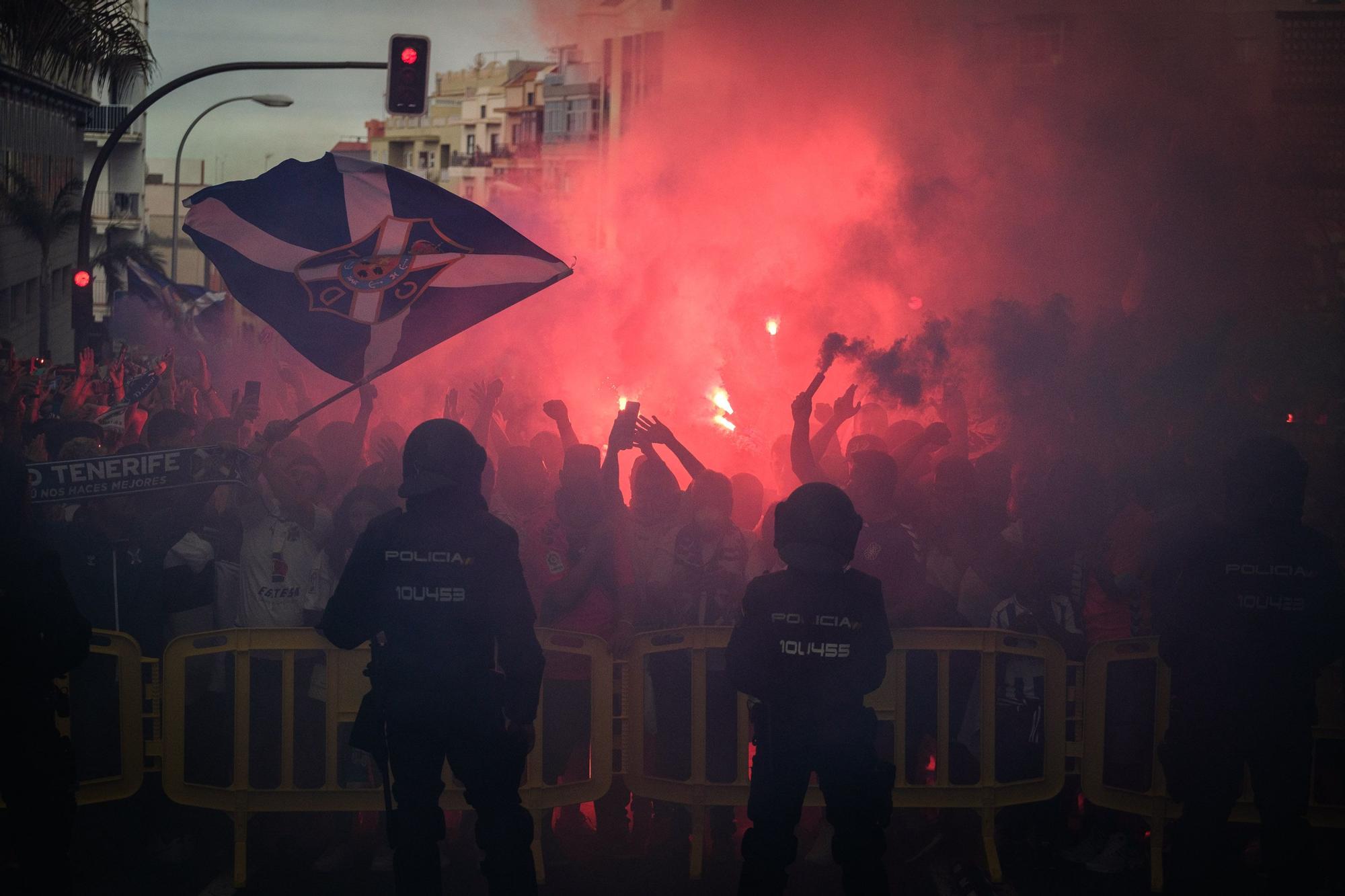 Ambiente e incidentes de la afición de la UD Las Palmas antes de llegar al Heliodoro