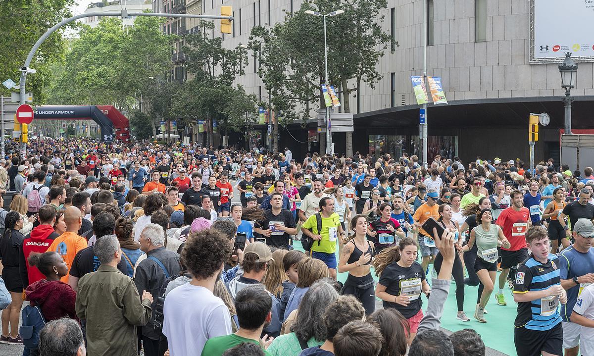 Los participantes finalizando en plaça Catalunya su recorrido de 10 km durante la 44 edición de la Cursa de El Corte Inglés