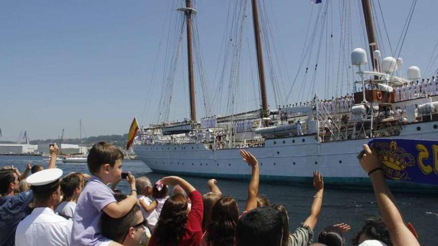 El buque escuela &quot;Juan Sebastián Elcano&quot; entrando en la dársena de la Escuela Naval Militar. // S. Álvarez