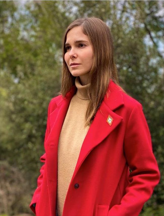 Natalia Sanchez Molina con abrigo rojo