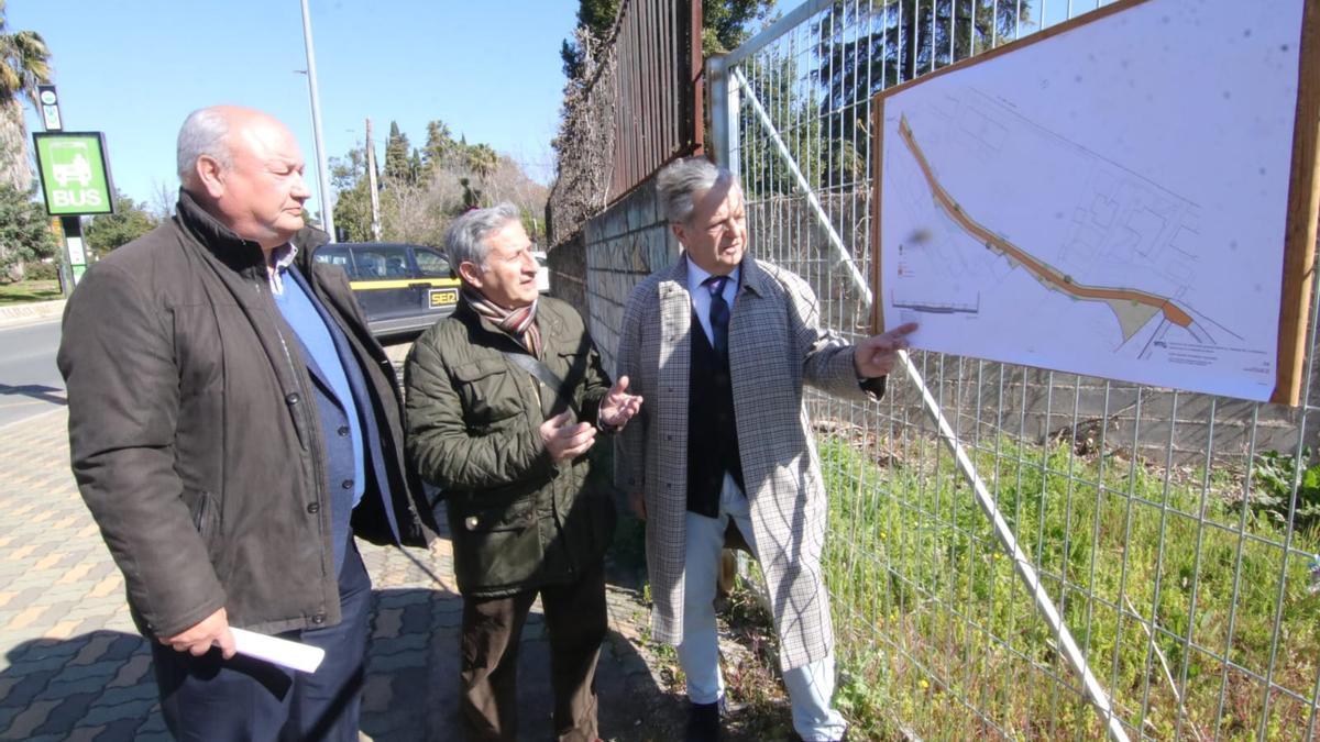 Fuentes, Ramírez y Ruiz ante el mapa del proyecto del acceso norte a la Asomadilla.